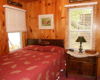Pet-Friendly Acorn Cottage. Our cottage is our home - you'll feel at home too! - Carp Lake - Bedroom