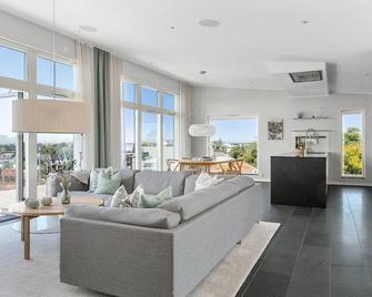 Modern Coastal Villa with Sea View & Jacuzzi, 3-Bedroom Gem in Hjuvik Gothenburg - Torslanda - Lobby