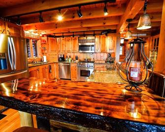 Beautiful Log Home w/ Mountain and Lake Views & Hot Tub-Sleeps 8 - Pittsburg - Cocina