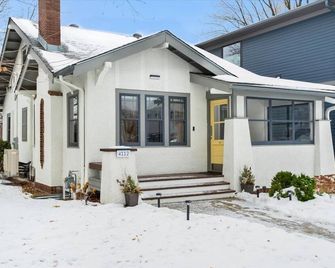 Charming Linden Hills Bungalow Close to Everything - 明尼阿波利斯 - 建築