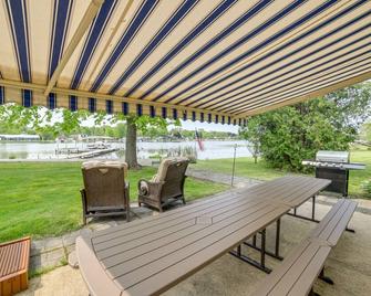 Waterfront Jackson Vacation Rental on Olcott Lake! - Jackson - Patio