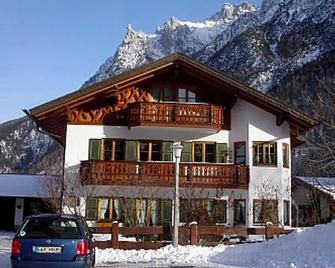 Exclusive 3-star holiday apartments with beautiful mountain vista, garden - Mittenwald - Rakennus