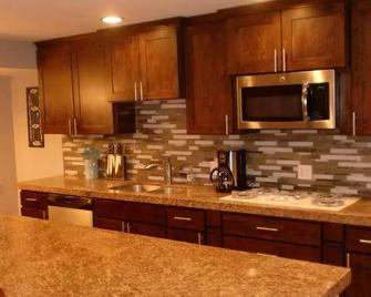Spacious 6-bedroom house with WiFi and AC in amazing Holladay - Holladay - Kitchen