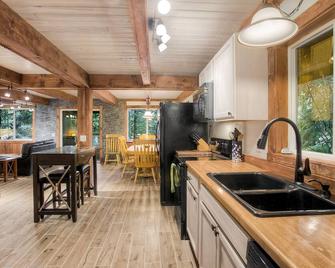 High River Haven: Cozy pet friendly riverfront cottage, a perfect couples retreat! - Gold Bar - Kitchen