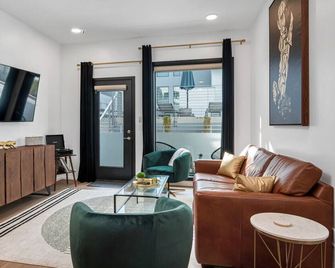 Upscale Cozy Nashville Condo With Pool, - Nashville - Pokój dzienny