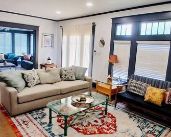 The Bungalow• Historic • Modern 4/2 in Highland - Shreveport - Living room