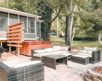 Two lakefront cabins next door - Martinsville - Patio