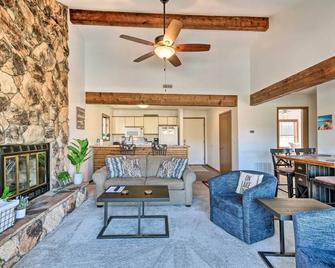 Pool and Lake Access Waterfront Osage Beach Retreat - Osage Beach - Living room