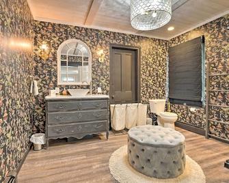 Romantic Country Apt by Lake Erie and Wineries! - Westfield - Bathroom