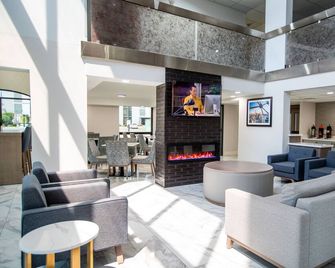 La Quinta Inn & Suites by Wyndham Dallas I-35 Walnut Hill Ln - Dallas - Lounge