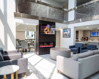 La Quinta Inn & Suites by Wyndham Dallas I-35 Walnut Hill Ln - דאלאס - טרקלין