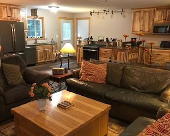 Upscale north woods Cabin in Hiawatha National Forest near Pic Rocks!Snowmobile! - Wetmore - Sala de estar