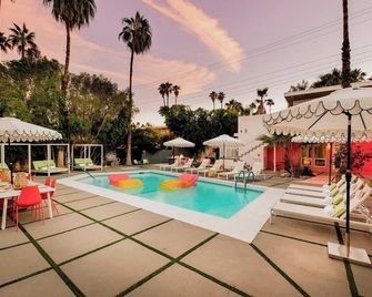 2 Rooms, Sleeps 8 Retro Hotel w/ Pool Wesley King Studio Buyout by Avantstay - Palm Springs - Piscina