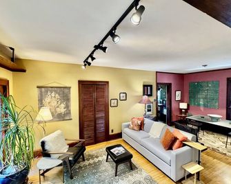 Cozy Zen Retreat by Lake Bde Maka Ska; perfect for getaways, families & friends - Minneapolis - Wohnzimmer