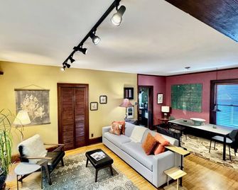 Cozy Zen Retreat by Lake Bde Maka Ska; perfect for getaways, families & friends - Mineápolis - Sala de estar