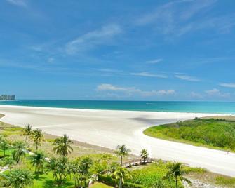 Peaceful home with pool and steps to beach/dining - Marco Island - Beach