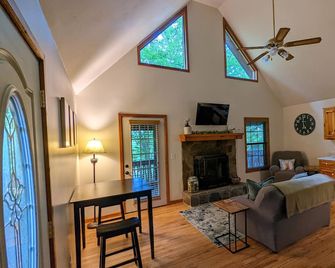 Cozy cabin with wrap around porch and only minutes to town! - Blairsville - Sala de estar