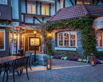 Mirabelle Inn and Restaurant - Solvang - Patio