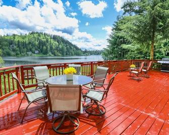 Family Oasis on Lake Desire: Kayaks + Grill + Outdoor Projector Screen - Renton - Balcony