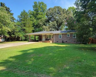 Relaxed, pet-friendly home walkable to Clemson campus, stadiums or downtown. - Clemson - Budova