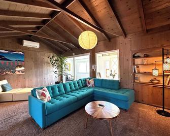 Game Room! Mid Century Danish Home in Downtown Solvang - Solvang - Living room