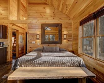 Cozy Rose` cabin for up to 6 guests - Hocking Hills - Hot Tub-Fire Pit-Wifi - Logan - Спальня