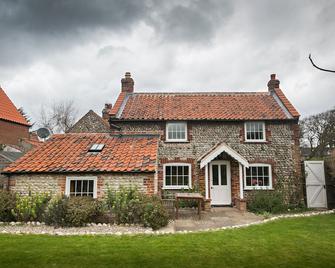 Charming detached flint cottage on village green, 5 minute stroll to beach - West Runton - Building