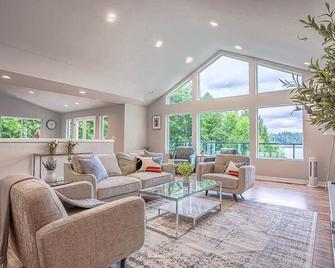 Shelton Waterfront, Fire pit, Hot tub, Game, Beach - Shelton - Obývací pokoj