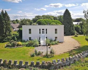 Private views of river Shannon, newly furnished, walking distance into village - Castleconnell - Byggnad