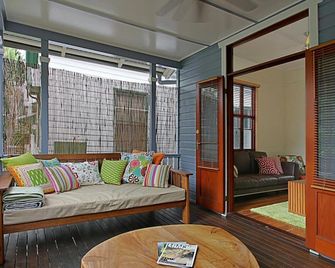 Harkaway - charming cottage in central Byron Bay - Byron Bay - Living room