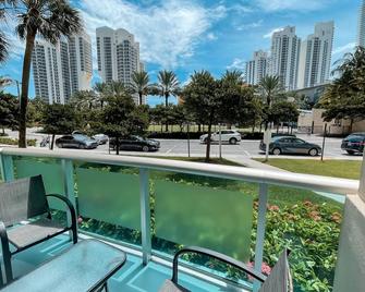 Gorgeous Apt Across the Beach Sunny Isles STR12712 1brd+Den - Sunny Isles Beach - Pool