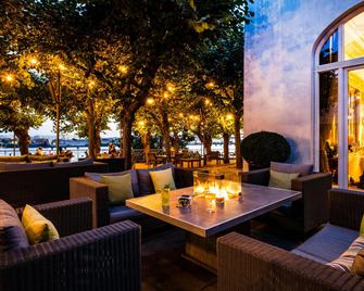 لويس سي جاكوب ، هامبور ، أوتوجراف كوليكشن - هامبورغ - شرفة مرصوفة