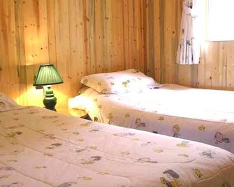 Lakeside Cottage with Boat BBQ Firepit Swimming Pet Friendly for 6 Family Escape - Lakefield - Bedroom