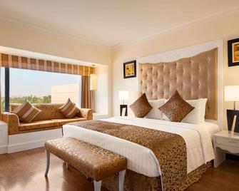 Ramada Plaza by Wyndham Karachi Airport Hotel - Karachi - Bedroom