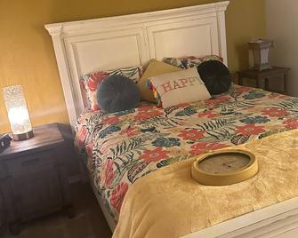 I bedroom/1 bathroom. Available in our home. Beautiful and relaxing! - Northlake - Bedroom