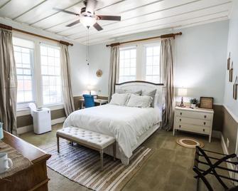 Historic French Country-Built In 1854 / Free Bikes - Jefferson - Bedroom
