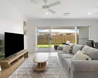 Haven at Kinma - Home in Kinma Valley Estate - Morayfield - Sala de estar