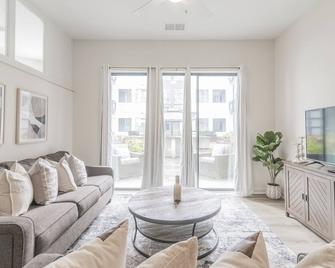 Charming Cozy Apartment with Wi-Fi & Free Parking - Charlotte - Sala