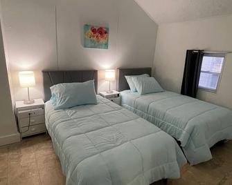 3-bedroom apt with central ac , Downtown unit2 walking distance Fort Wayne. - Fort Wayne - Bedroom