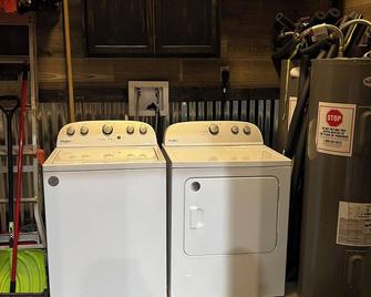 Charming 4-bedroom country house with AC, WiFi in Benton - Benton - Laundry facility