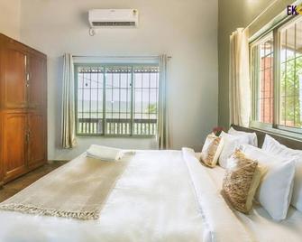 Romantic Villa With Private Pool and Beautiful Valley View - Raigad - Bedroom