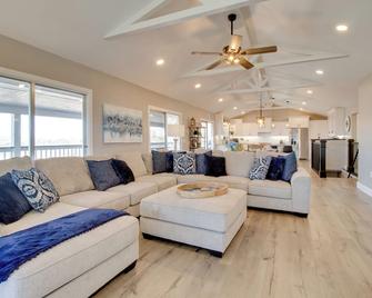 Beautiful Lakeview Home Near Bull Shoals Lake! - Bull Shoals - Living room
