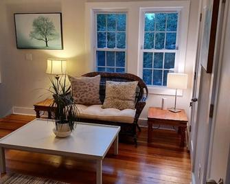 Cozy Modern Home - West Haven - Sala de estar