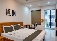 OYO Flagship Hotel Singhania Premier - Raipur - Bedroom