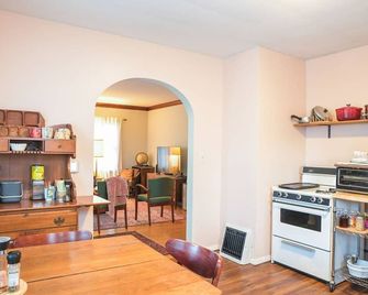 Charming 2-bedroom cottage in delightful Peoria with WiFi, AC - Peoria - Kitchen