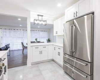 4 bedrooms, 6 beds, 2 full baths, and open basement loft - Skokie - Kitchen