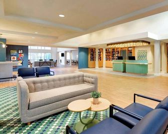 Located Close to Jack Drago Park, Pet-friendly, with Onsite Parking - South San Francisco - Hall d’entrée