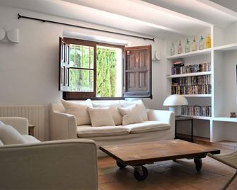 Magnificent and beautifully restored old mas in most exclusive part of Catalonia - Madremanya - Wohnzimmer