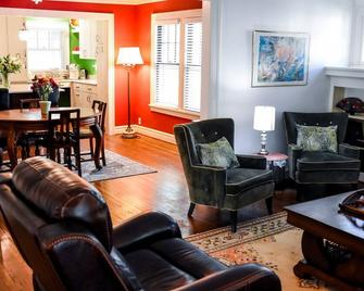 Full size home quiet neighborhood 5min to Plaza - Cidade do Kansas - Sala de estar