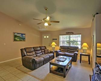 Daytona Pool Home Nascar/Turkey Run-Great Rates! - Holly Hill - Living room